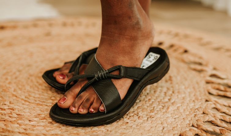 obapapa black leahter sandal side view