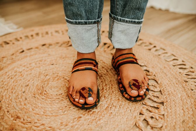 kente print sandal with toa for women.